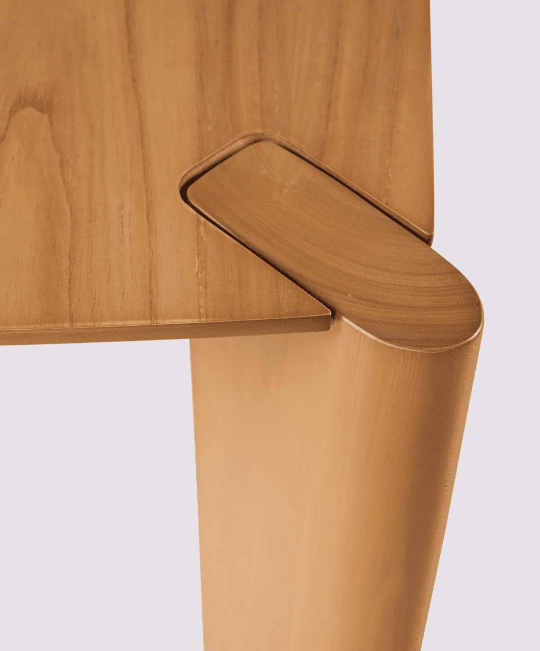 Mesa de Jantar Gênova com Tampo Laminado e Estrutura em Madeira Mesa de Jantar Gênova com Tampo Laminado e Estrutura em Madeira