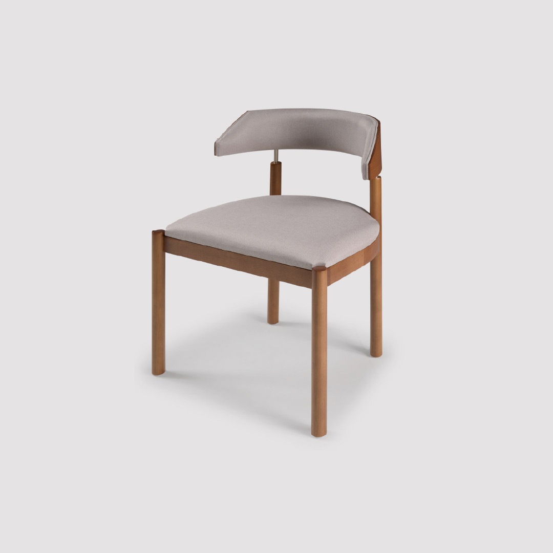 Cadeira Gubbio Estofada em Madeira Maciça com Design Envolvente e Conforto Acolhedor Cadeira Gubbio Estofada em Madeira Maciça com Design Envolvente e Conforto Acolhedor