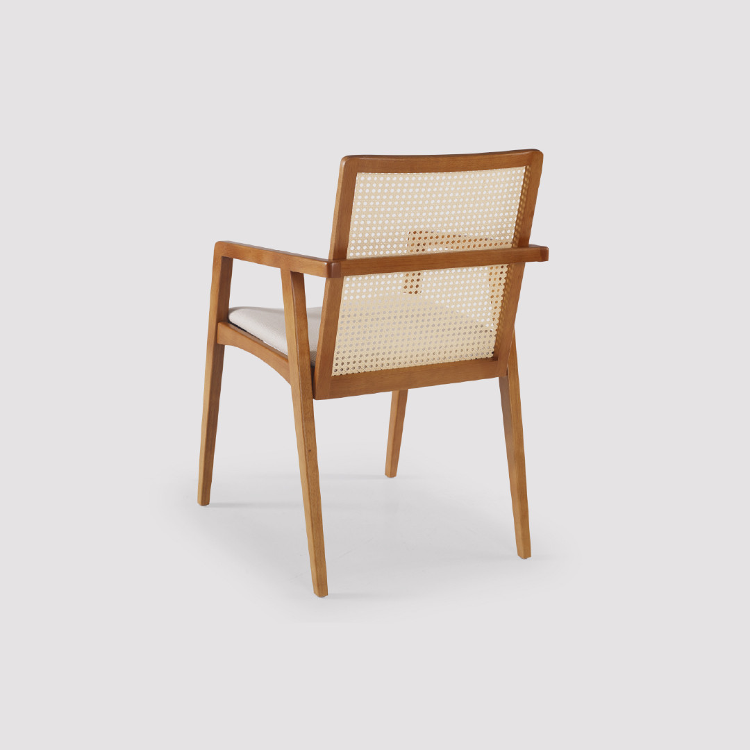 Cadeira Belluno com Braço Estofada em Madeira Maciça para Conforto Prolongado