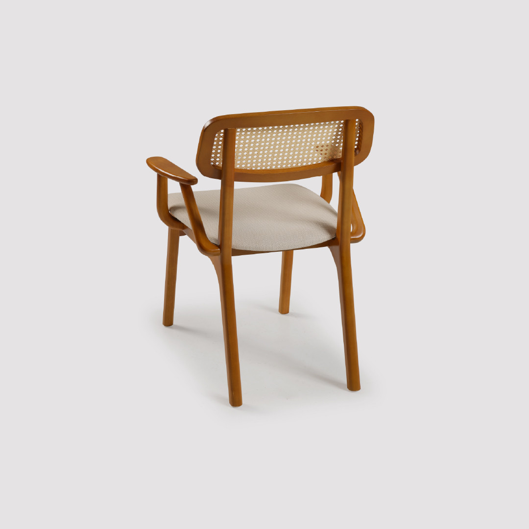 Cadeira Sorrento com Braço em Madeira Maciça e Tela Sextavada com Design Artesanal Cadeira Sorrento com Braço em Madeira Maciça e Tela Sextavada com Design Artesanal