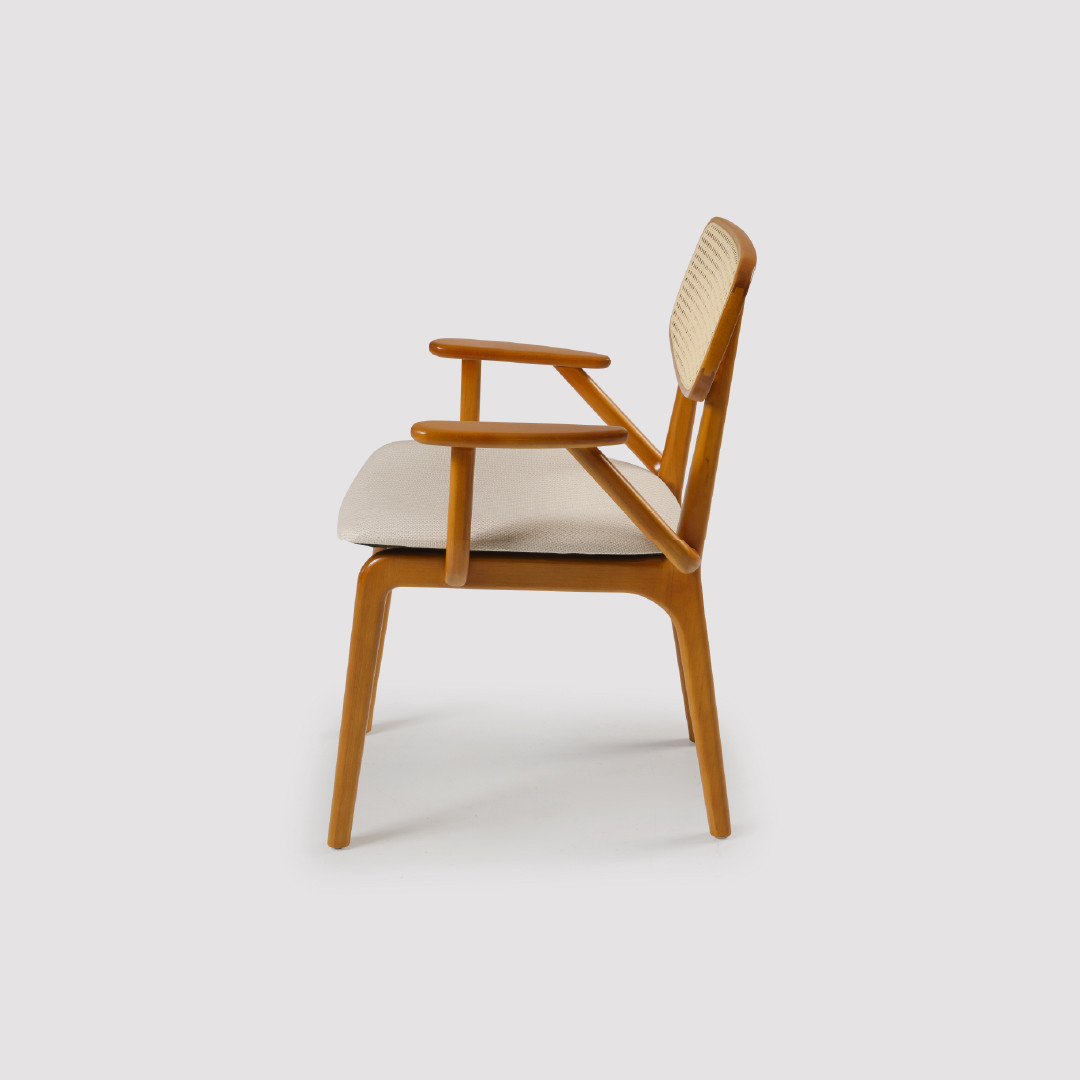 Cadeira Sorrento com Braço em Madeira Maciça e Tela Sextavada com Design Artesanal Cadeira Sorrento com Braço em Madeira Maciça e Tela Sextavada com Design Artesanal