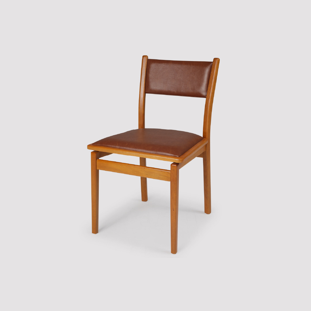 Cadeira Asolo Estofada em Madeira Maciça com Design Contemporâneo Equilibrado Cadeira Asolo Estofada em Madeira Maciça com Design Contemporâneo Equilibrado