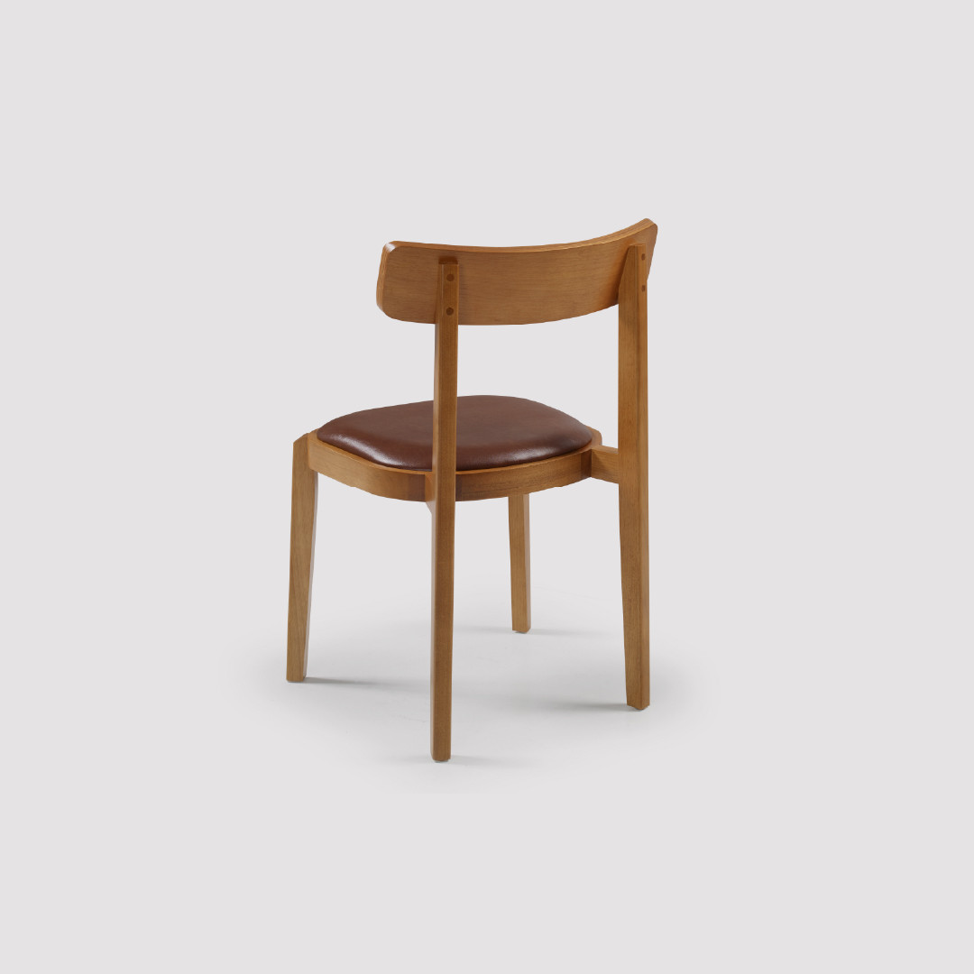 Cadeira Torino Estofada em Madeira Maciça com Design Clean e Minimalista