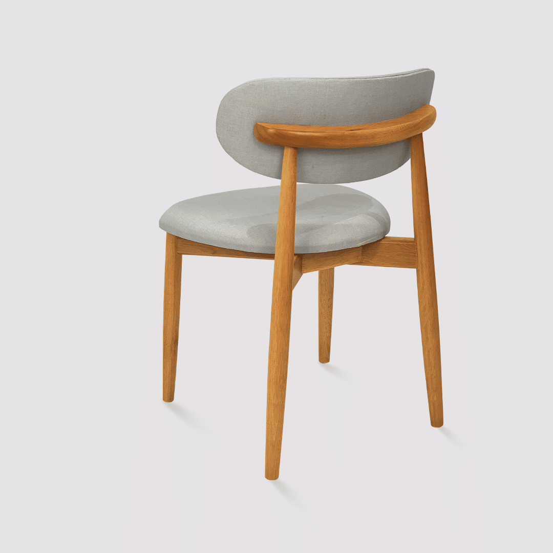 Cadeira Porto Estofada em Madeira Maciça com Design Minimalista