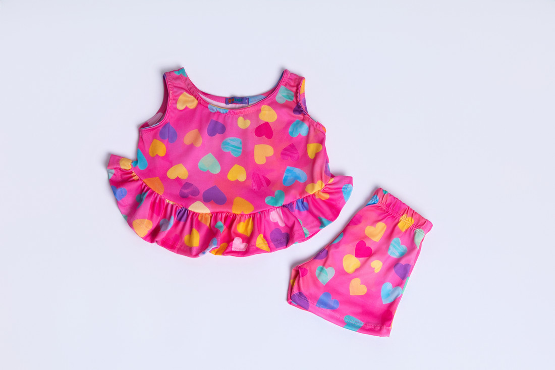 CONJUNTO MENINA BLUSA E SHORTS CORAÇÃO PINK