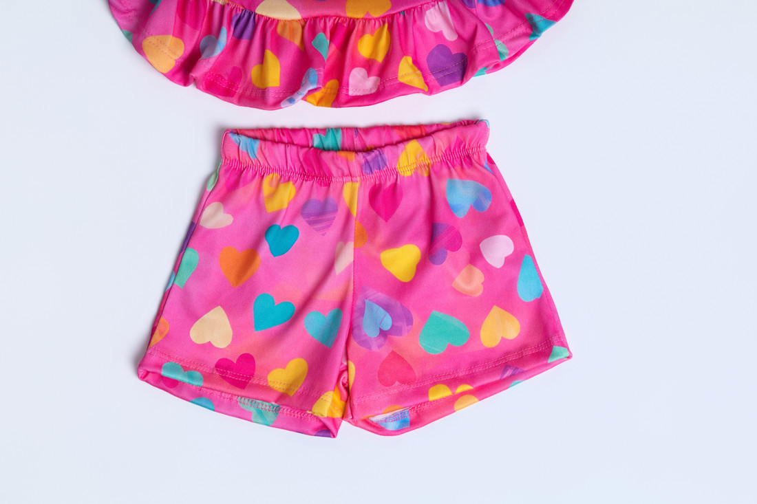 CONJUNTO MENINA BLUSA E SHORTS CORAÇÃO PINK