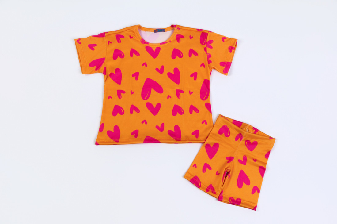 CONJUNTO MENINA CAMISETA E BIKER CORAÇÃO NEON