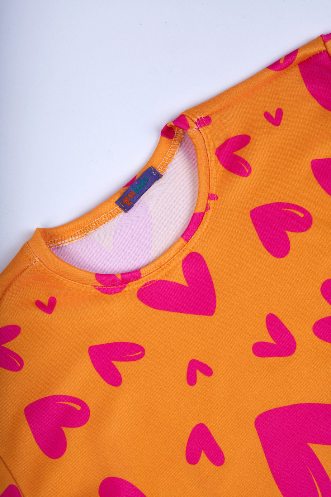 CONJUNTO MENINA CAMISETA E BIKER CORAÇÃO NEON