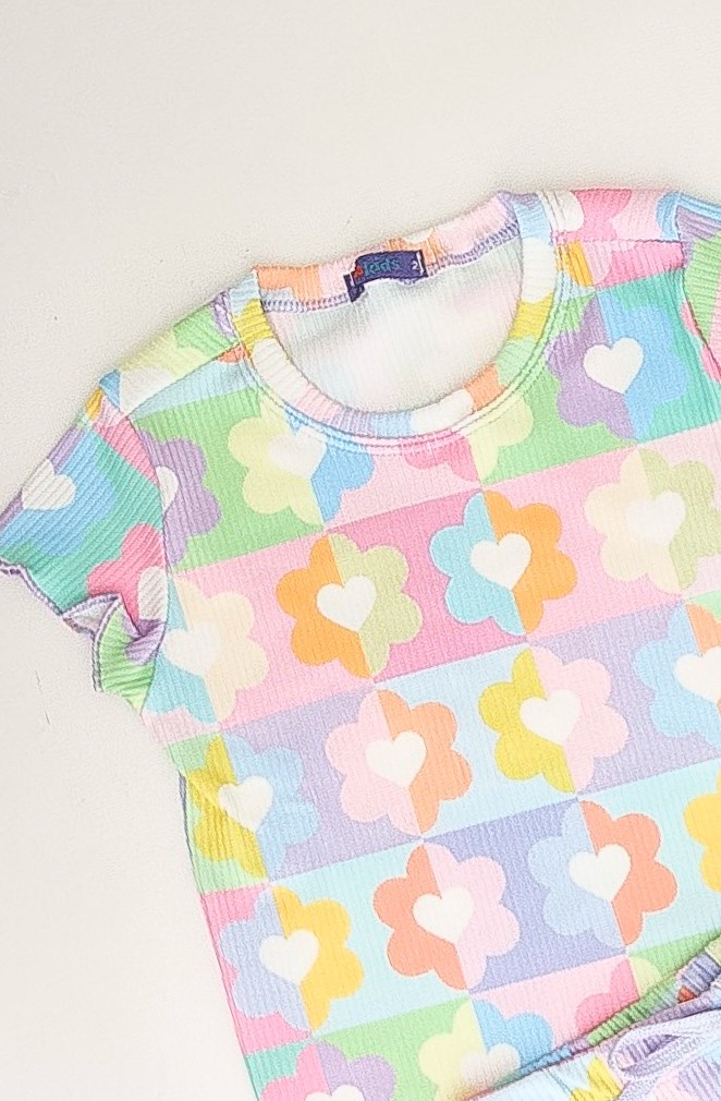 CONJUNTO MENINA BLUSA E SHORTS CORAÇÕES