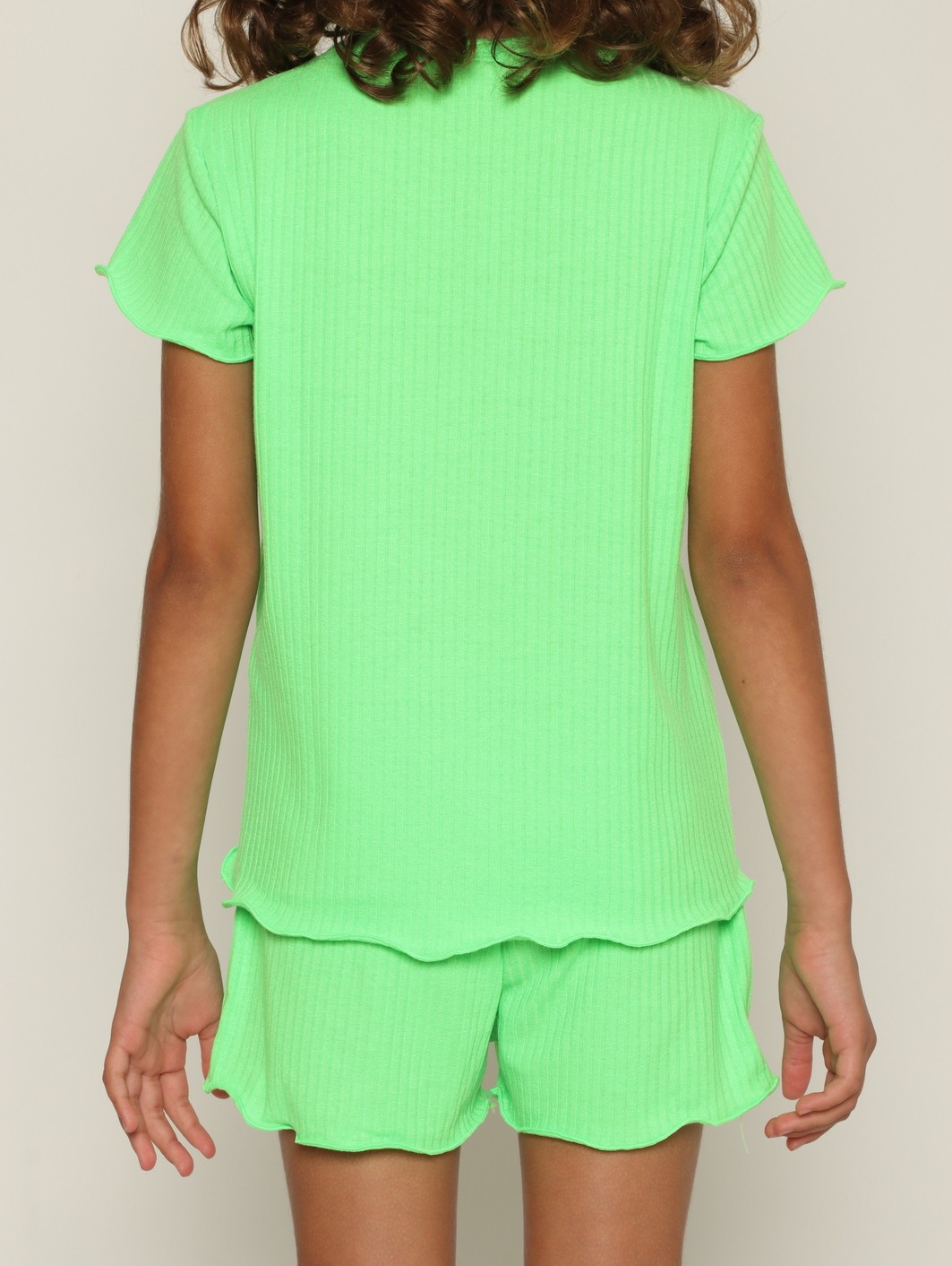 CONJUNTO MENINA BLUSA E SHORTS VERDE NEON CONJUNTO MENINA BLUSA E SHORTS VERDE NEON