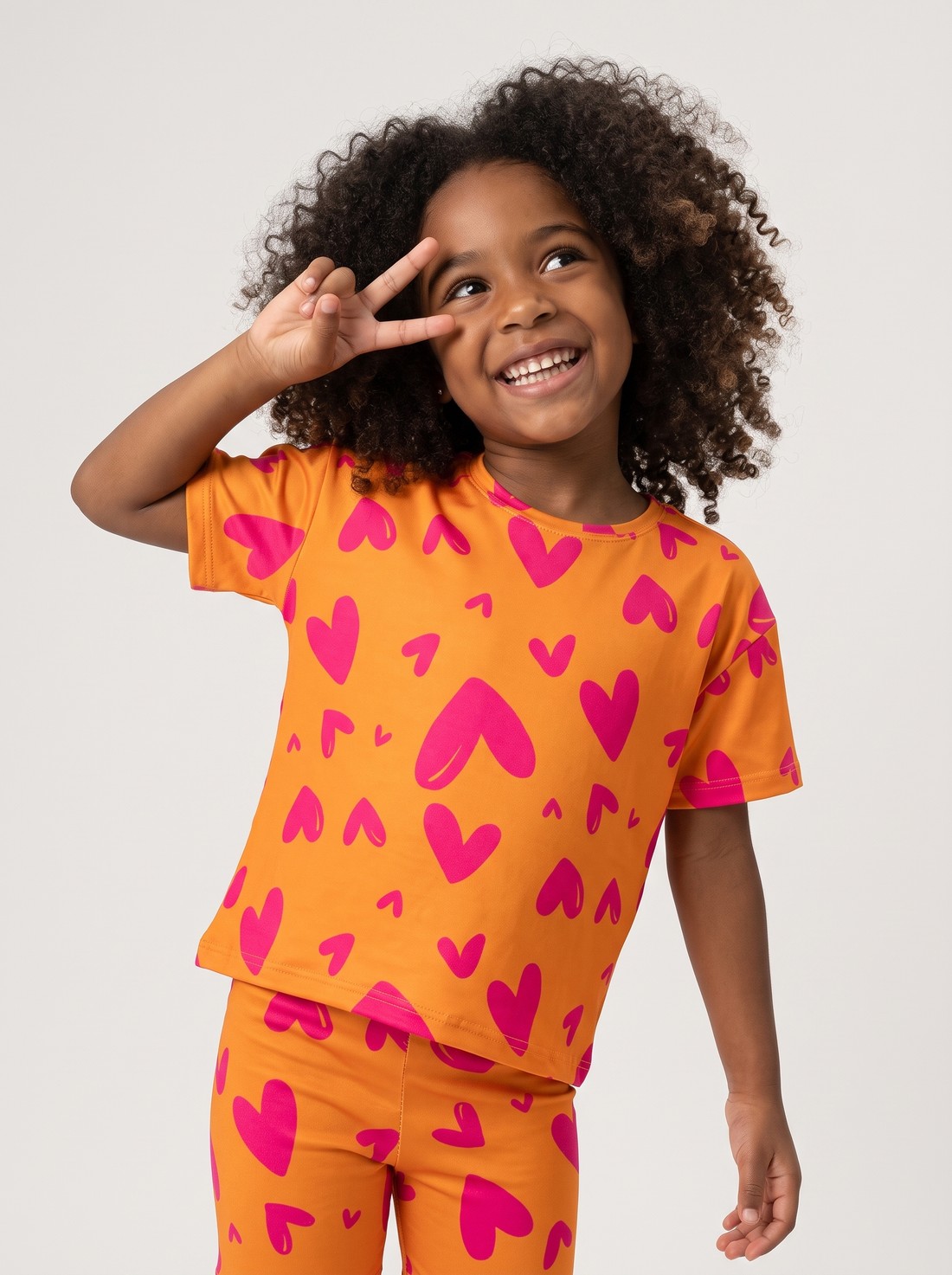 CONJUNTO MENINA CAMISETA E BIKER CORAÇÃO NEON