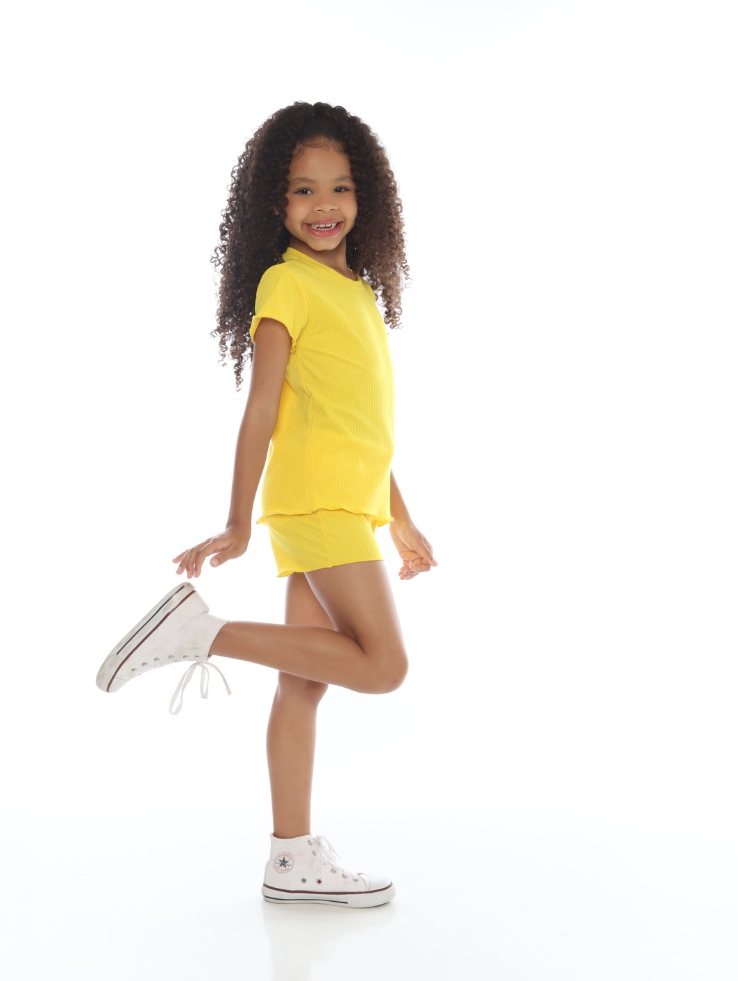CONJUNTO MENINA BLUSA E SHORTS AMARELO CONJUNTO MENINA BLUSA E SHORTS AMARELO