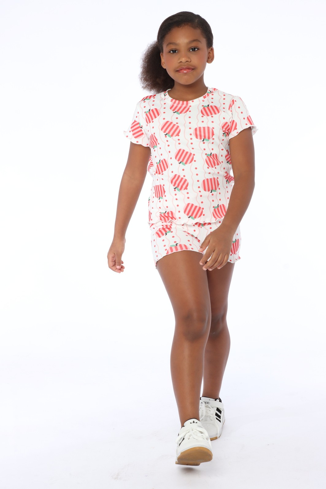 CONJUNTO MENINA BLUSA E SHORTS MAÇÃ