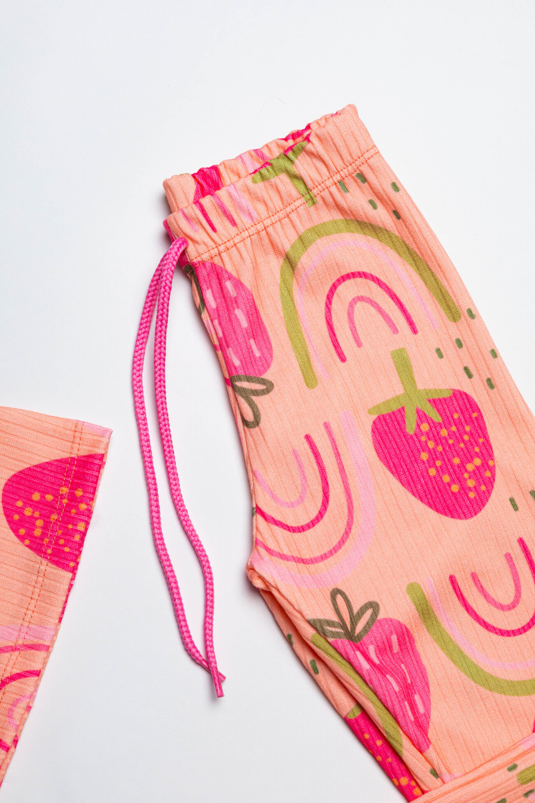 CONJUNTO CALÇA E BLUSA MORANGOS