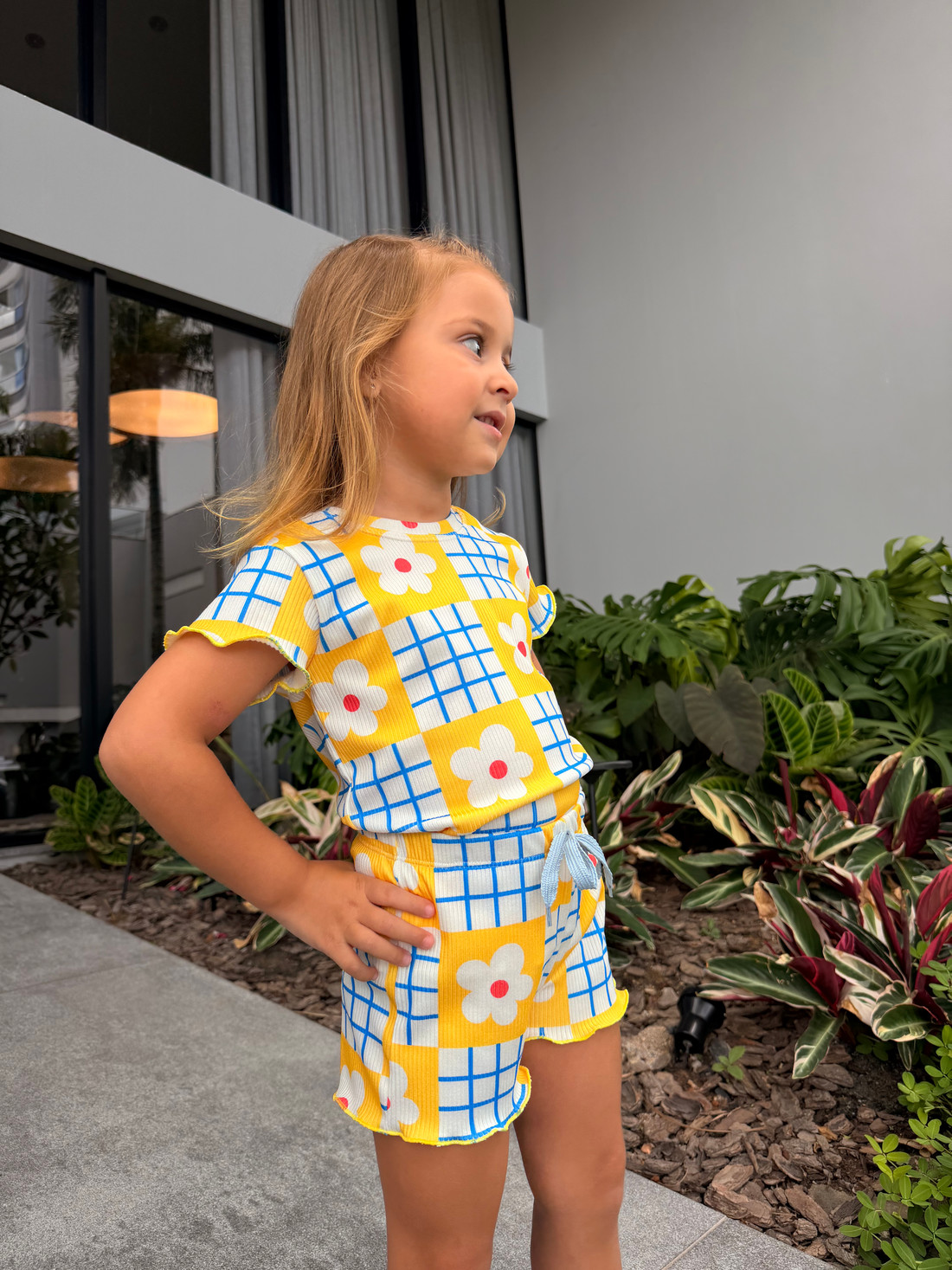 CONJUNTO MENINA BLUSA E SHORTS XADREZ FLORAL