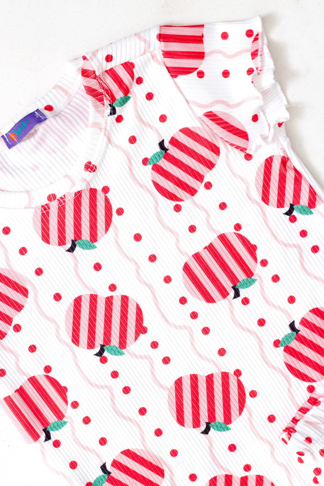 CONJUNTO MENINA BLUSA E SHORTS MAÇÃ