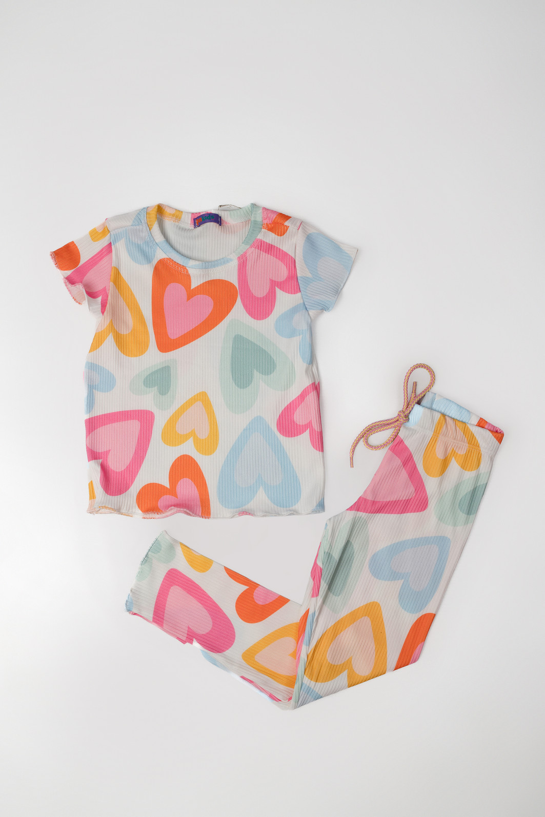 CONJUNTO MENINA BLUSA E CALÇA CORAÇÕES