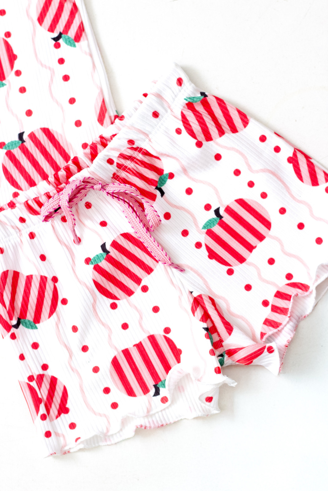 CONJUNTO MENINA BLUSA E SHORTS MAÇÃ