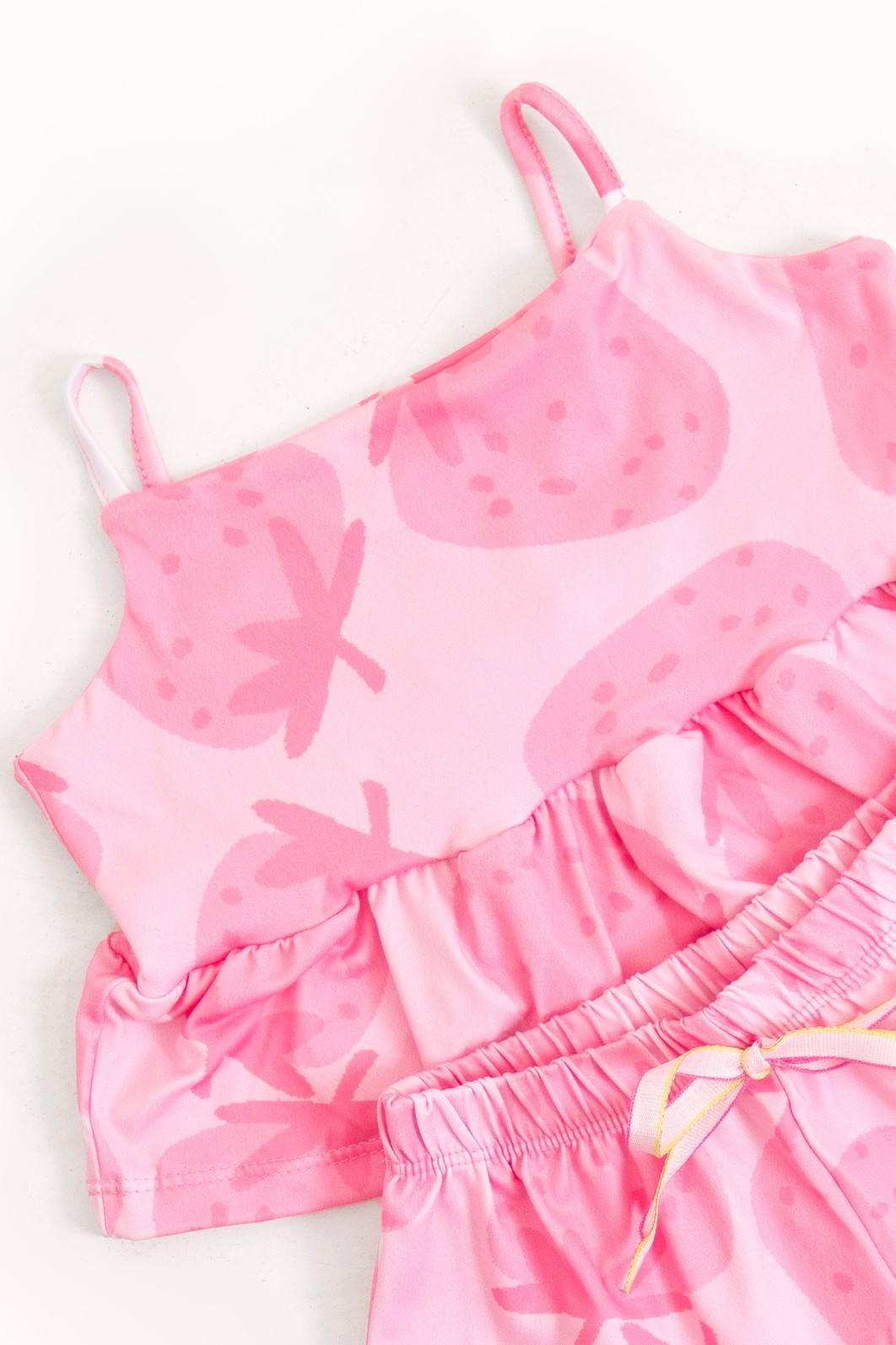 CONJUNTO MENINA BLUSA ALÇA E SHORTS STRAWBERRY CONJUNTO MENINA BLUSA ALÇA E SHORTS STRAWBERRY