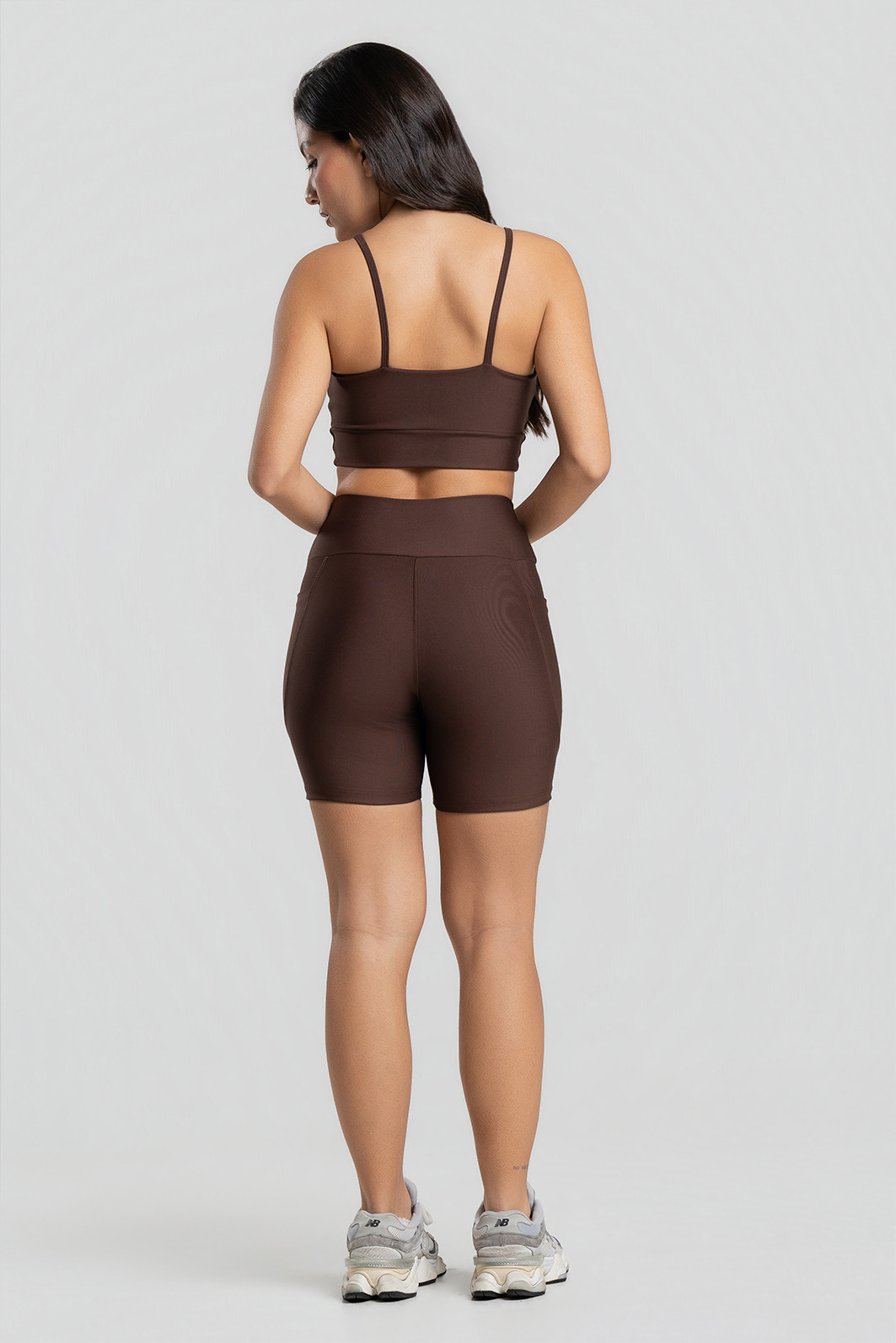 Conjunto Fitness Shorts Bolso Lateral e Top Marrom