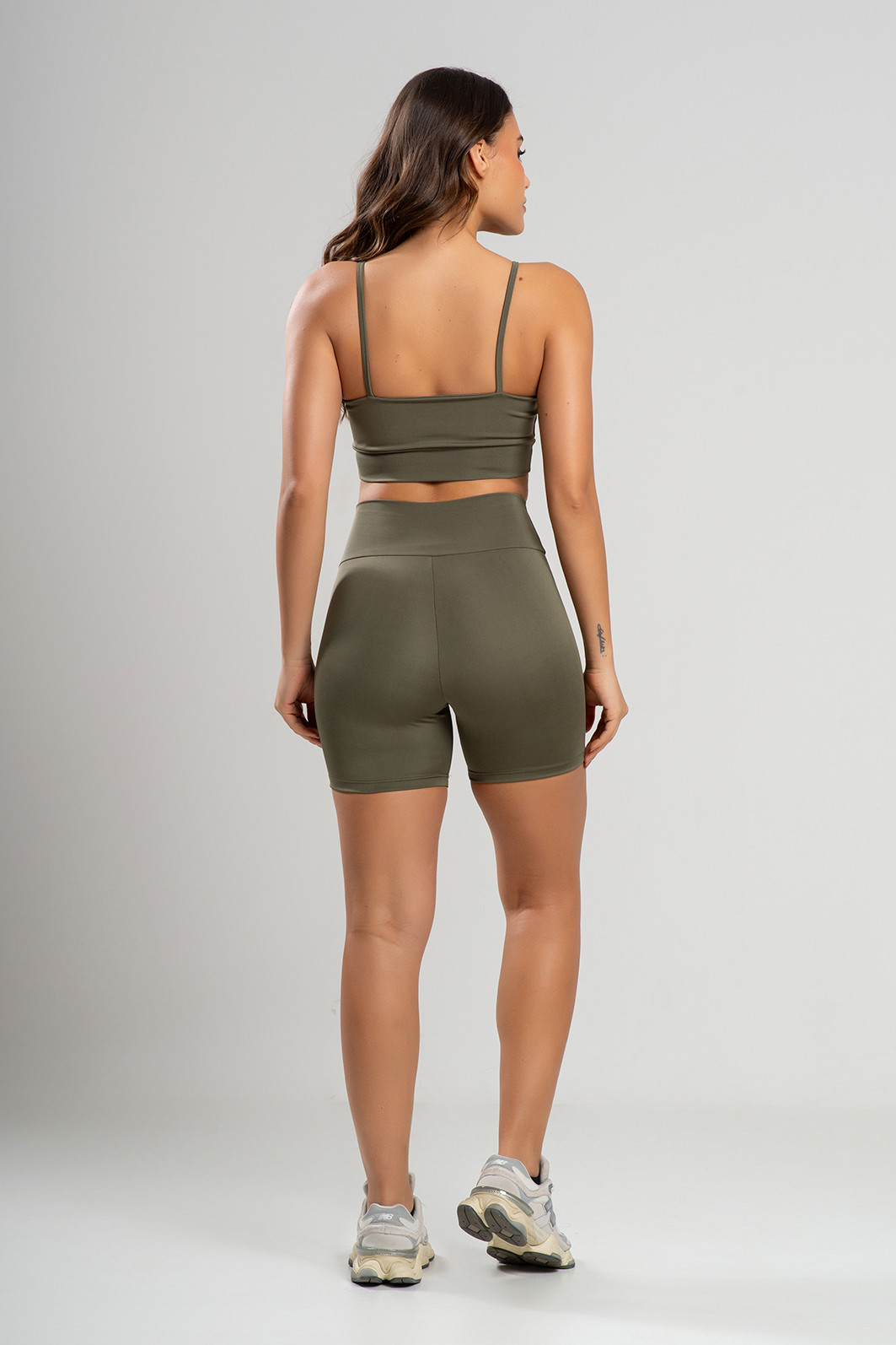 Conjunto Feminino Fitness Shorts e Top Verde Militar Conjunto Feminino Fitness Shorts e Top Verde Militar