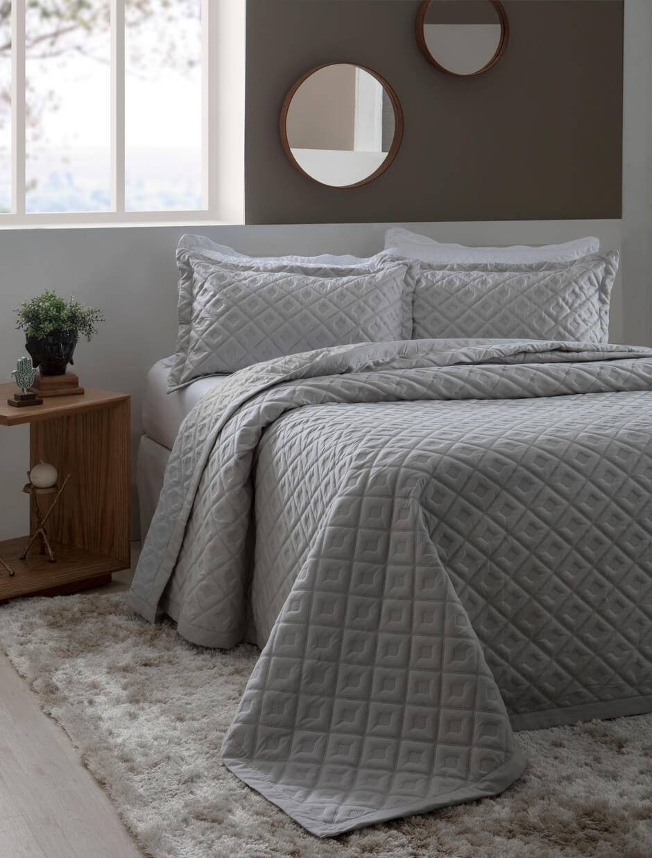 Kit 1 Colcha Queen Boutis Microfibra Ultrasonic + 2 Porta-Travesseiros Cinza Kit 1 Colcha Queen Boutis Microfibra Ultrasonic + 2 Porta-Travesseiros Cinza