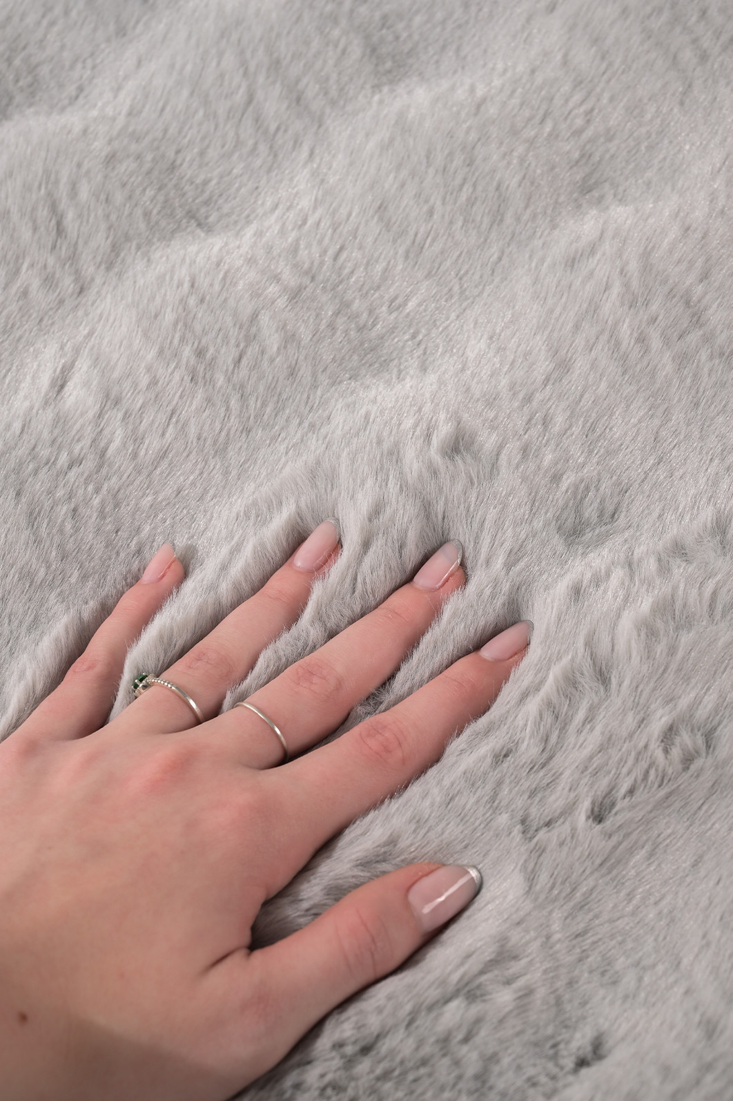 Tapete Pele de Coelho Livy Prata 100x150 Tapete Pele de Coelho Livy Prata 100x150