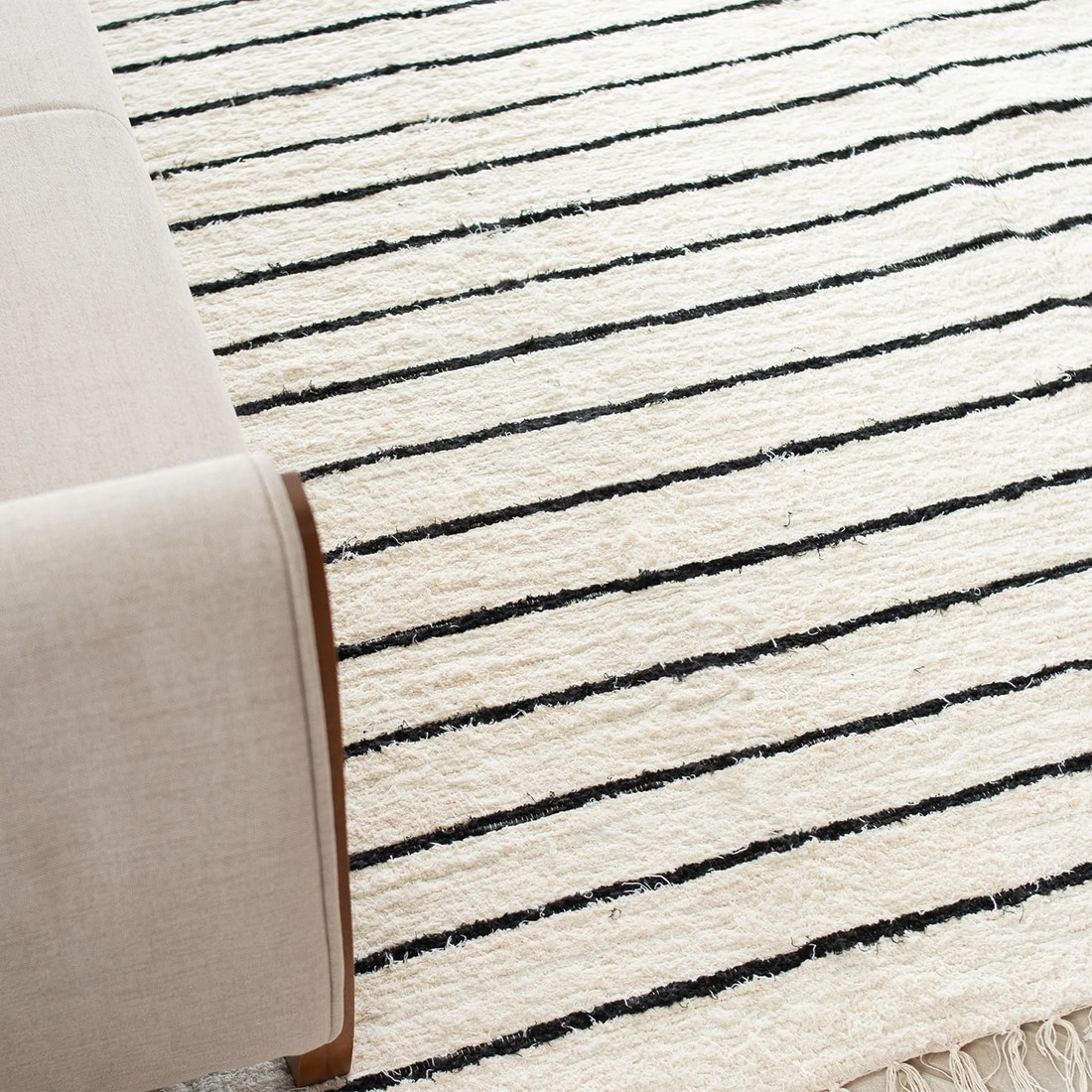 Tapete Artesanal Peludo Basic Scandinavo Cru com Listras Pretas 2,00x2,00