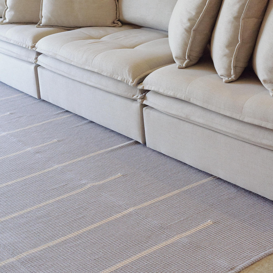 Tapete Artesanal Trama Basic de Sala Listras Cinza 150x250 Tapete Artesanal Trama Basic de Sala Listras Cinza 150x250