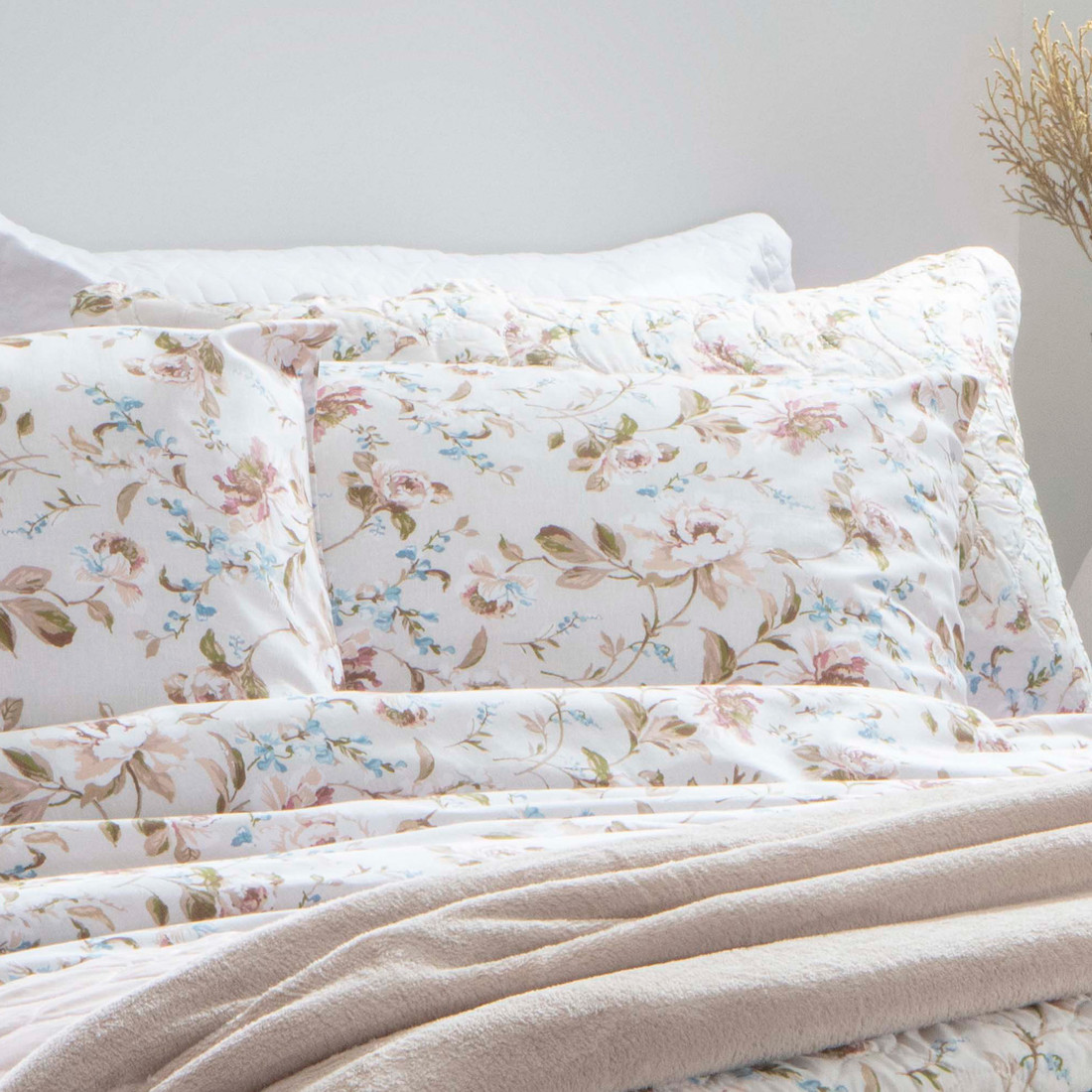 Jogo de Cama Casal 4 Peças 150 Fios 100% Algodão - Aurora Jogo de Cama Casal 4 Peças 150 Fios 100% Algodão - Aurora