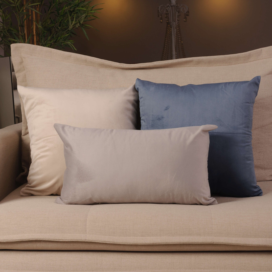 Kit 3 Almofadas Veludo Premium Decorativa Off White, Azul e Cinza Kit 3 Almofadas Veludo Premium Decorativa Off White, Azul e Cinza