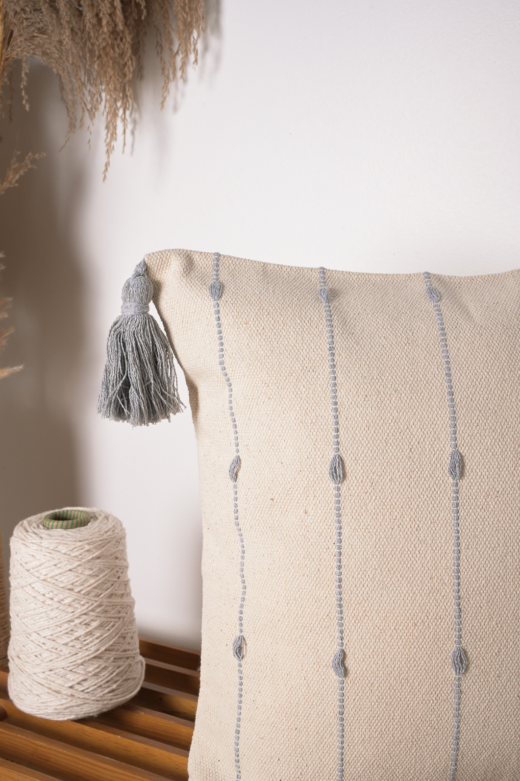 Capa de Almofada Xadrez Cinza com Pompom Capa de Almofada Xadrez Cinza com Pompom