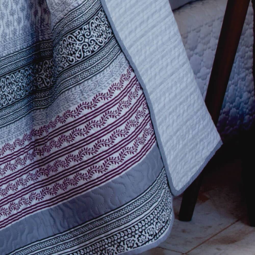 Kit 1 Cobre-leito Queen Bouti Microfibra Ultrasonic Estampada 2,40 x 2,60 m + 2 Porta-travesseiros - Yonara Kit 1 Cobre-leito Queen Bouti Microfibra Ultrasonic Estampada 2,40 x 2,60 m + 2 Porta-travesseiros - Yonara