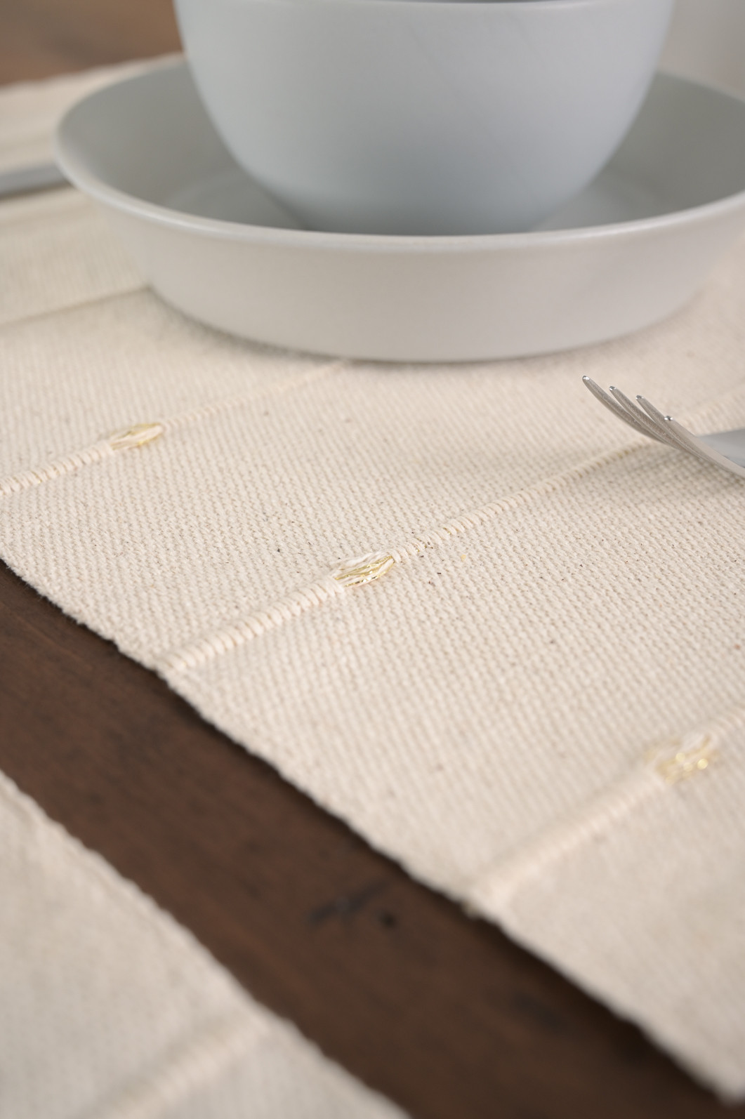 Jogo Americano Artesanal de 2 Peças 32cm x 45cm Jamal Cru e Dourado Jogo Americano Artesanal de 2 Peças 32cm x 45cm Jamal Cru e Dourado