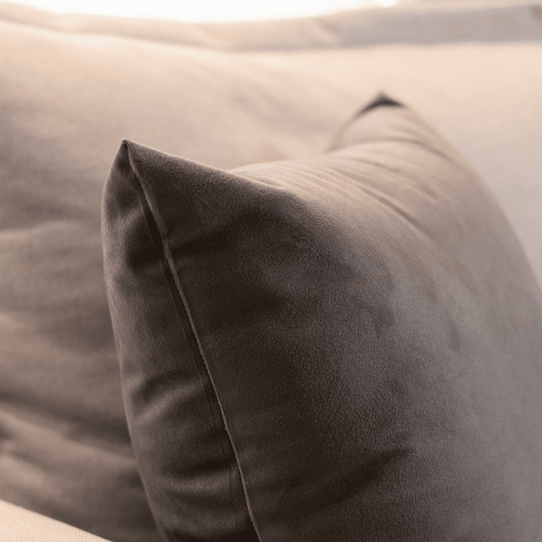 Capa de Almofada Veludo Premium Decorativa - Marrom Acinzentado  30cm x 50cm Capa de Almofada Veludo Premium Decorativa - Marrom Acinzentado  30cm x 50cm