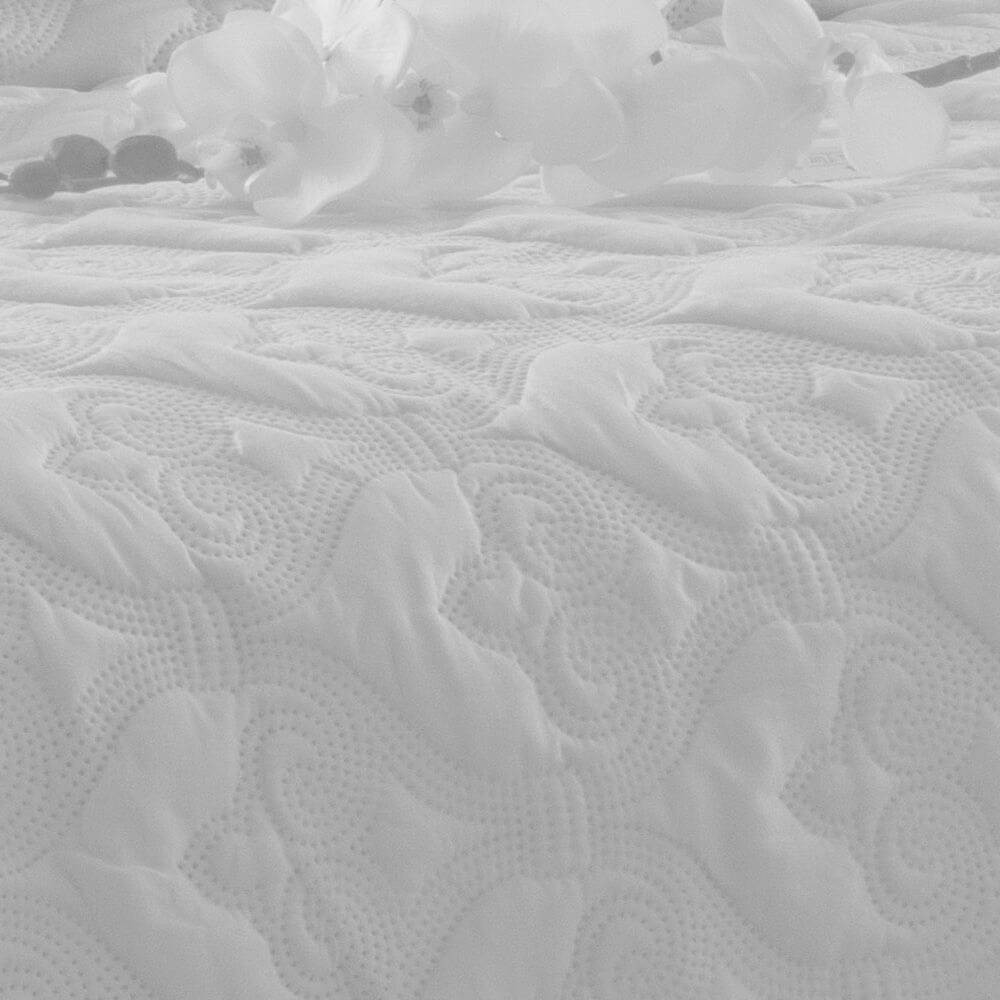 Kit 1 Colcha Casal Boutis Microfibra Ultrasonic + 2 Porta-Travesseiros Branco Kit 1 Colcha Casal Boutis Microfibra Ultrasonic + 2 Porta-Travesseiros Branco