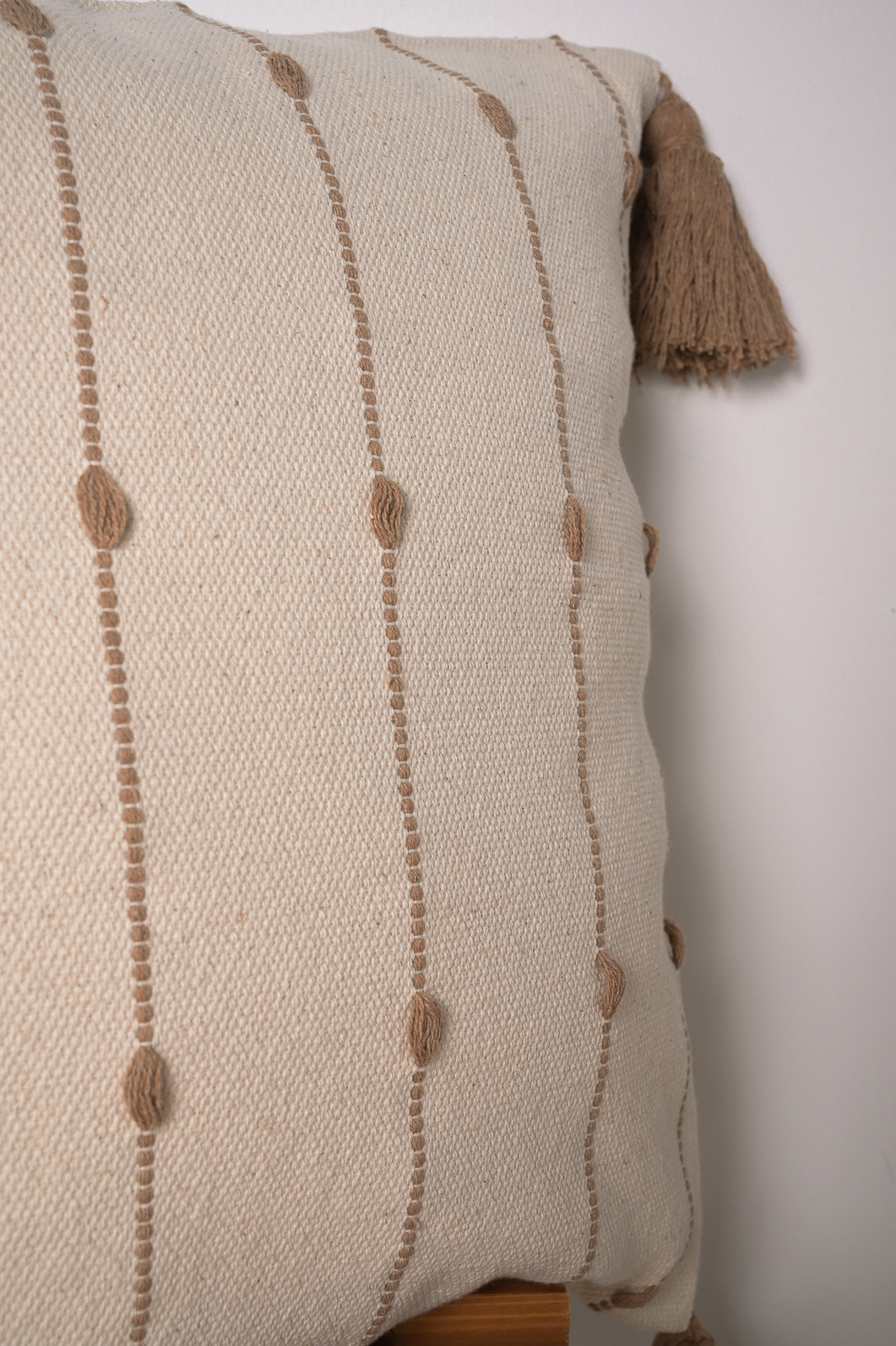 Capa de Almofada Jamal Bege com Pompom Capa de Almofada Jamal Bege com Pompom