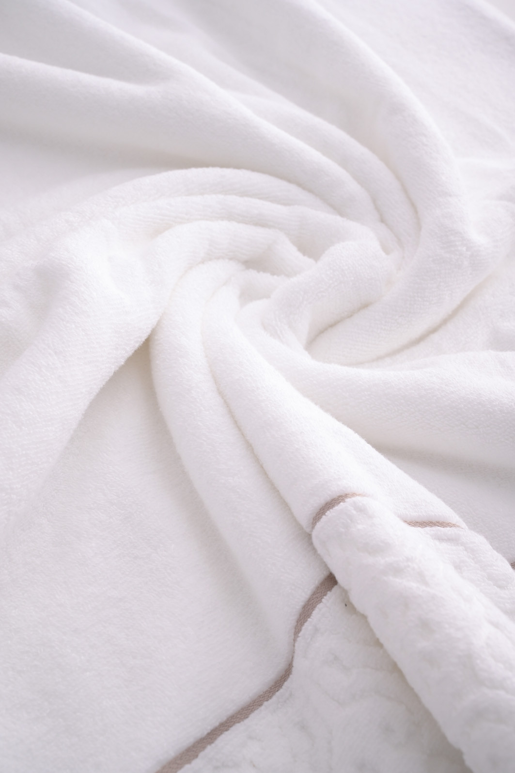 Jogo de Toalha Banhão 500g 4 peças Super Soft Zero Twist Arabesco - Branco e Azul Jogo de Toalha Banhão 500g 4 peças Super Soft Zero Twist Arabesco - Branco e Azul