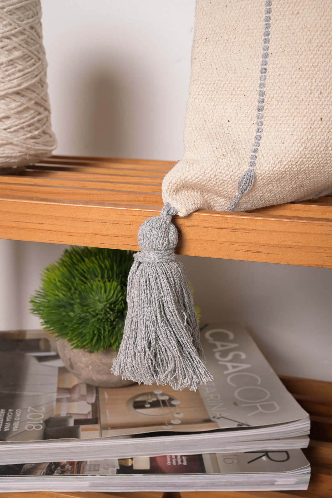 Capa de Almofada Xadrez Cinza com Pompom Capa de Almofada Xadrez Cinza com Pompom