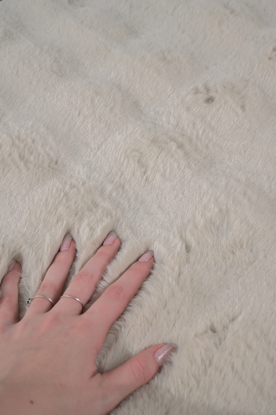 Tapete Pele de Coelho Livy Marfim Redondo 2,0m Tapete Pele de Coelho Livy Marfim Redondo 2,0m