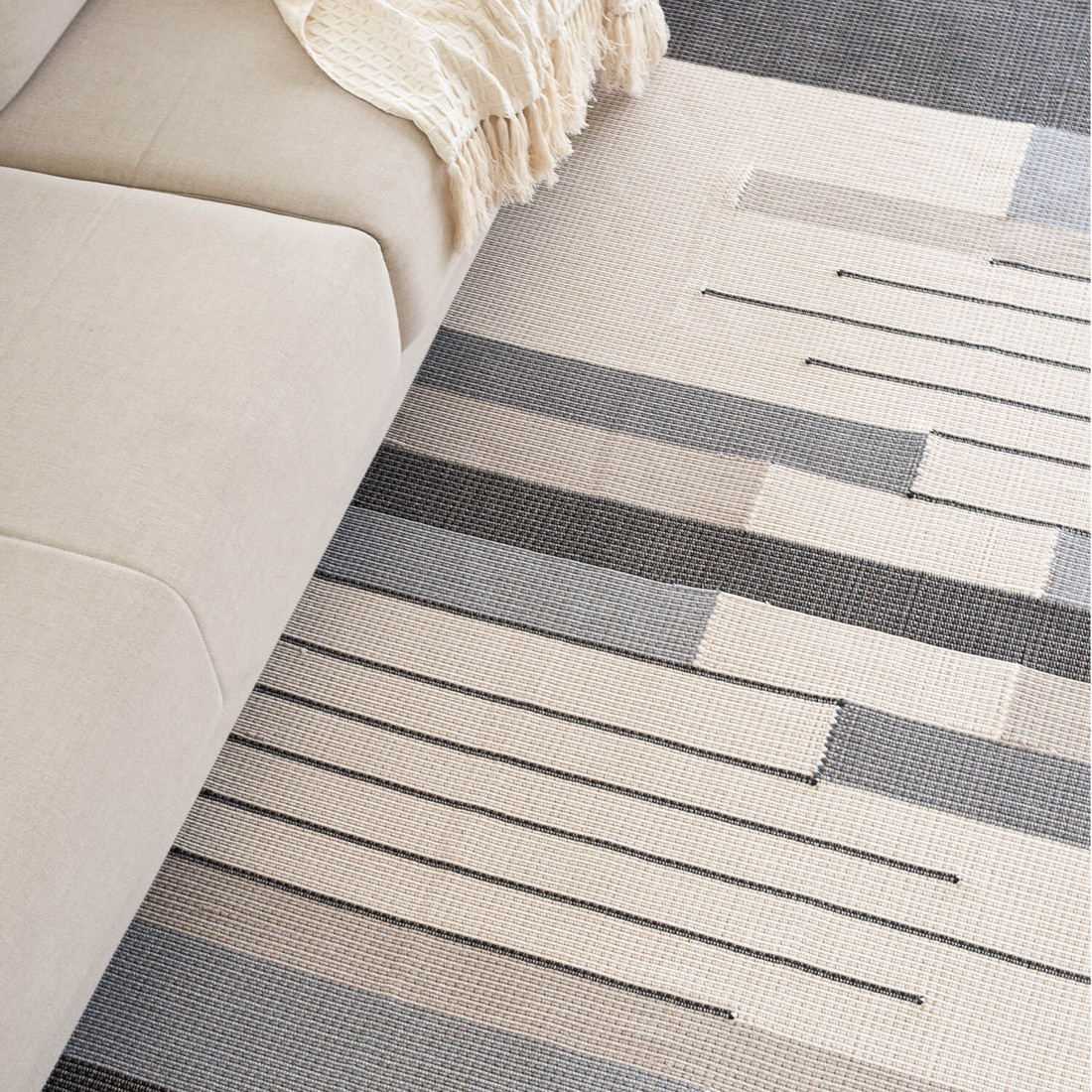 Tapete Artesanal Trama e Bico Grande para Sala Quadros Cinza 1,50x2,00 Tapete Artesanal Trama e Bico Grande para Sala Quadros Cinza 1,50x2,00