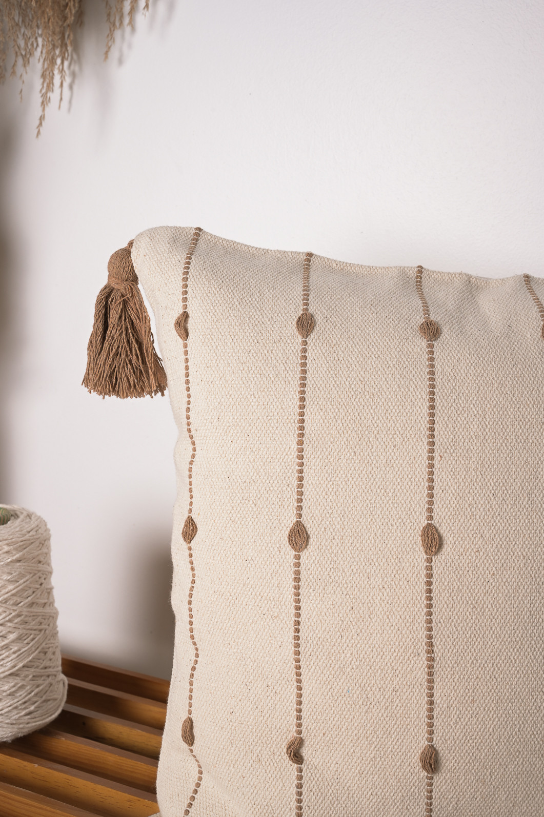 Capa de Almofada Jamal Bege com Pompom Capa de Almofada Jamal Bege com Pompom