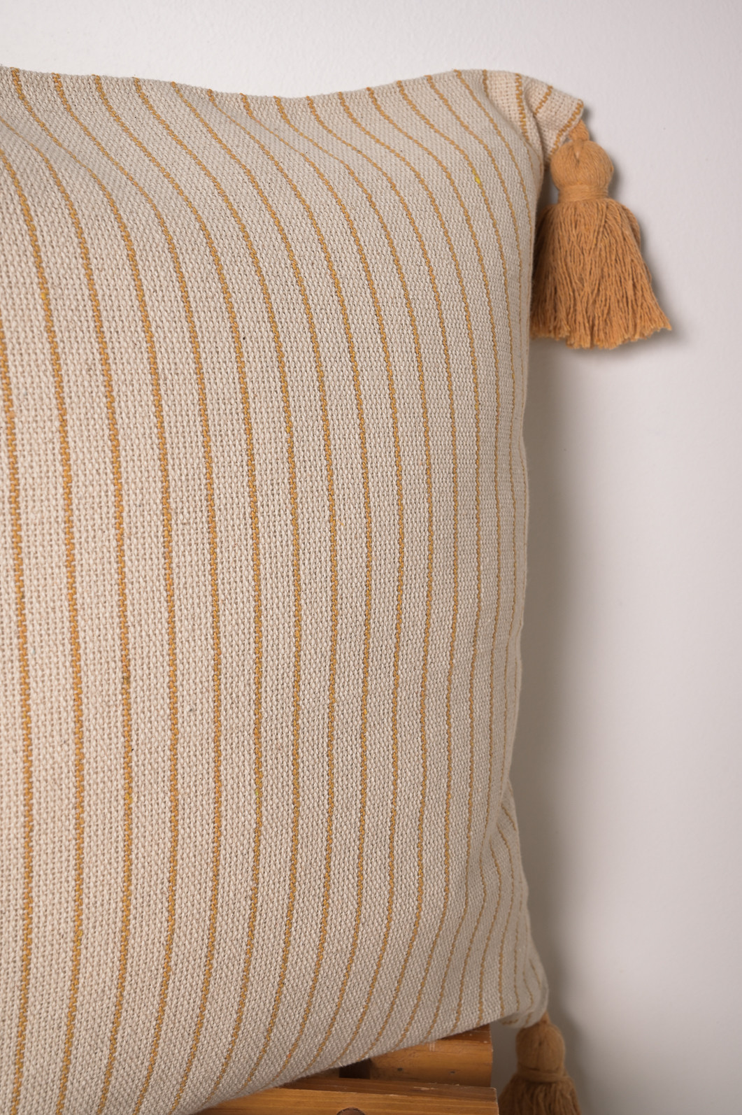 Capa de Almofada Listrada Mostarda com Pompom