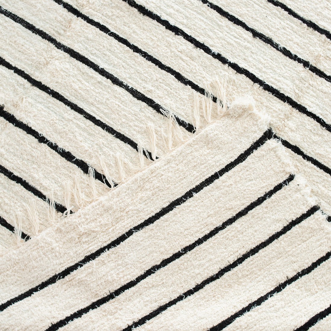 Tapete Artesanal Peludo Basic Scandinavo Cru com Listras Pretas 2,00x2,00