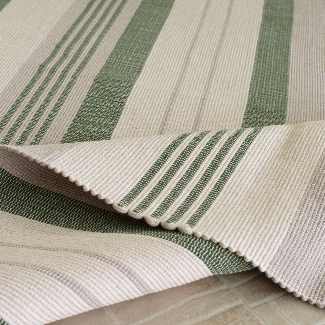 Tapete Artesanal Trama Basic para Sala Listras Verde - Edição Limitada 2,00x2,00 Tapete Artesanal Trama Basic para Sala Listras Verde - Edição Limitada 2,00x2,00