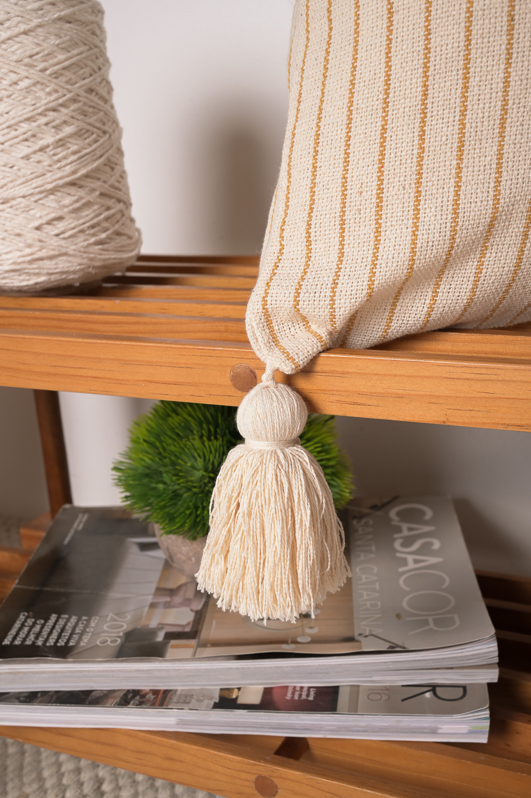 Capa de Almofada Listrada Mostarda com Pompom Cru