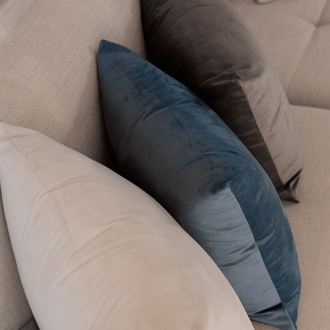 Kit 3 Almofadas Veludo Premium Decorativa Off White, Marinho e Chumbo Kit 3 Almofadas Veludo Premium Decorativa Off White, Marinho e Chumbo