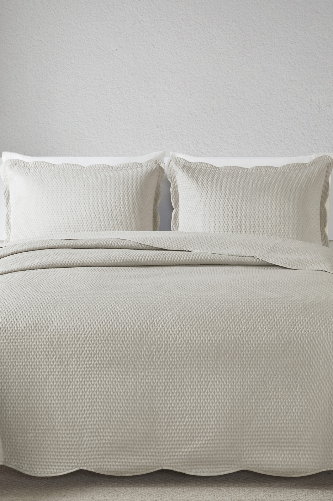 Kit 2 Porta Travesseiros Matelasse 150 Fios Microfibra 70x50cm com Aba Americana Dots - Fendi Kit 2 Porta Travesseiros Matelasse 150 Fios Microfibra 70x50cm com Aba Americana Dots - Fendi