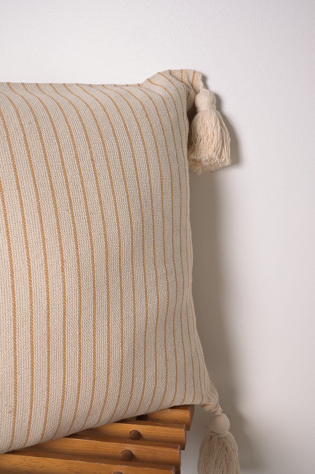 Capa de Almofada Listrada Mostarda com Pompom Cru
