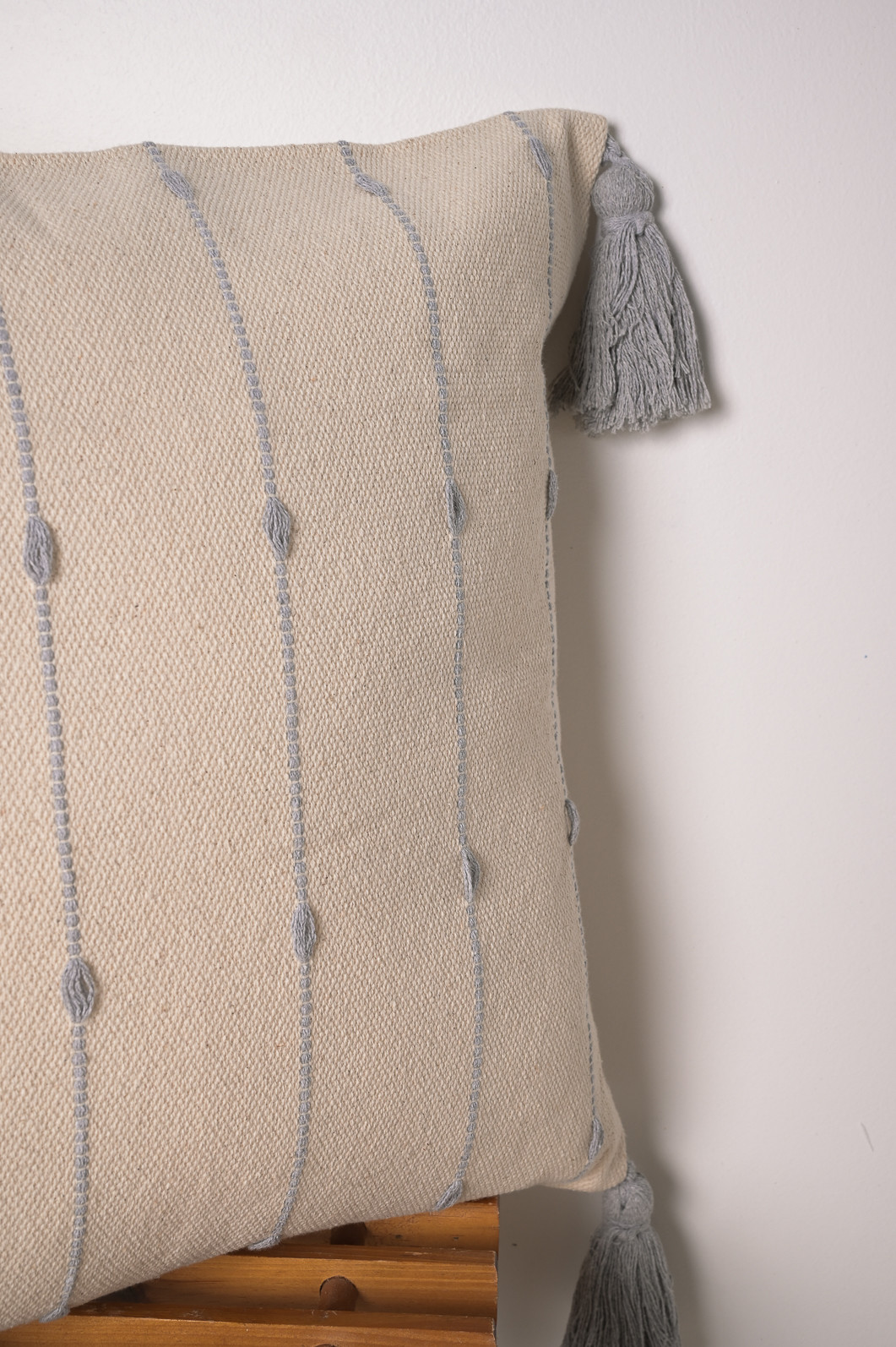 Capa de Almofada Xadrez Cinza com Pompom Capa de Almofada Xadrez Cinza com Pompom